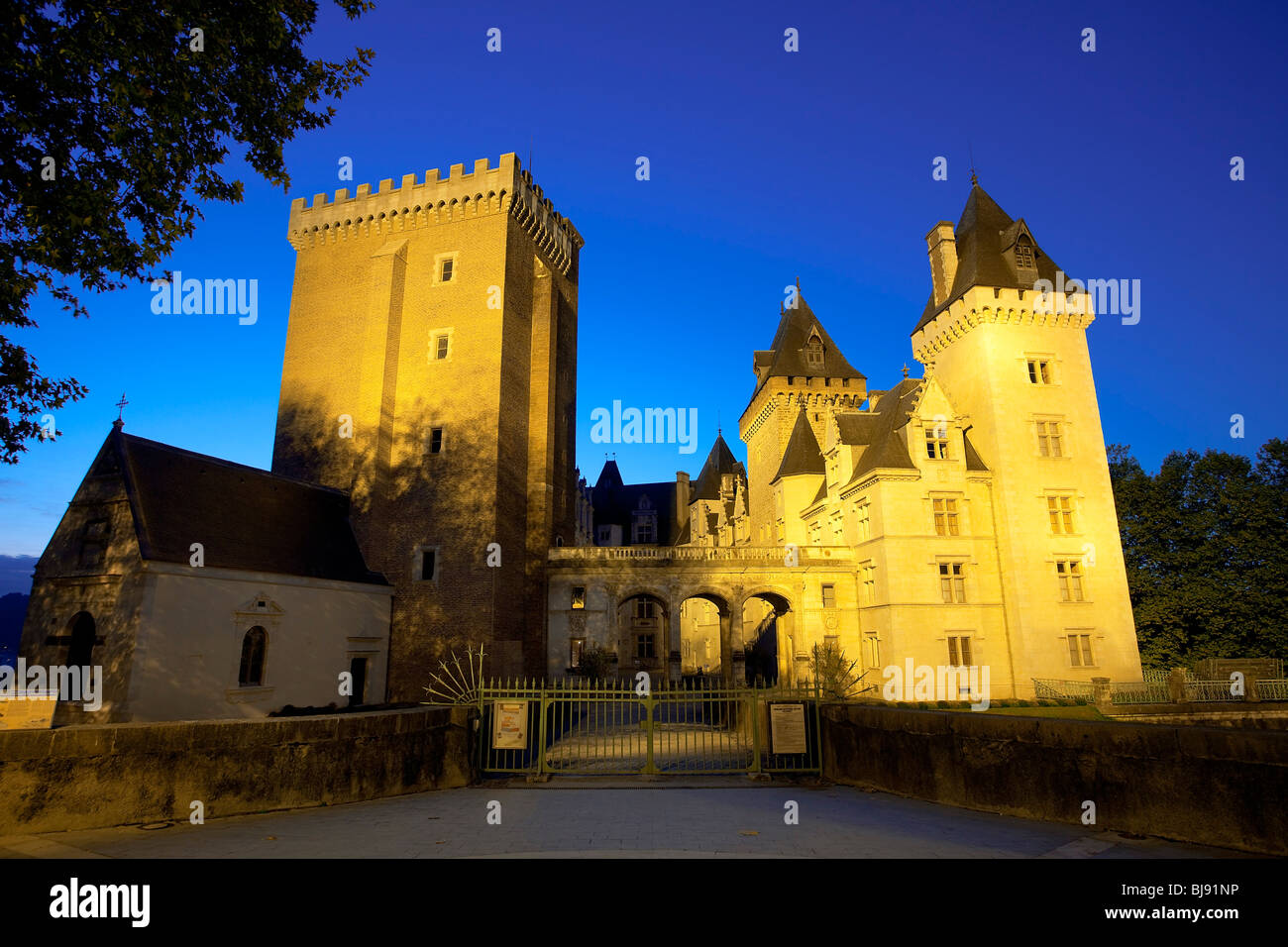 DAS SCHLOSS VON HENRI IV BEI NACHT, PAU Stockfoto