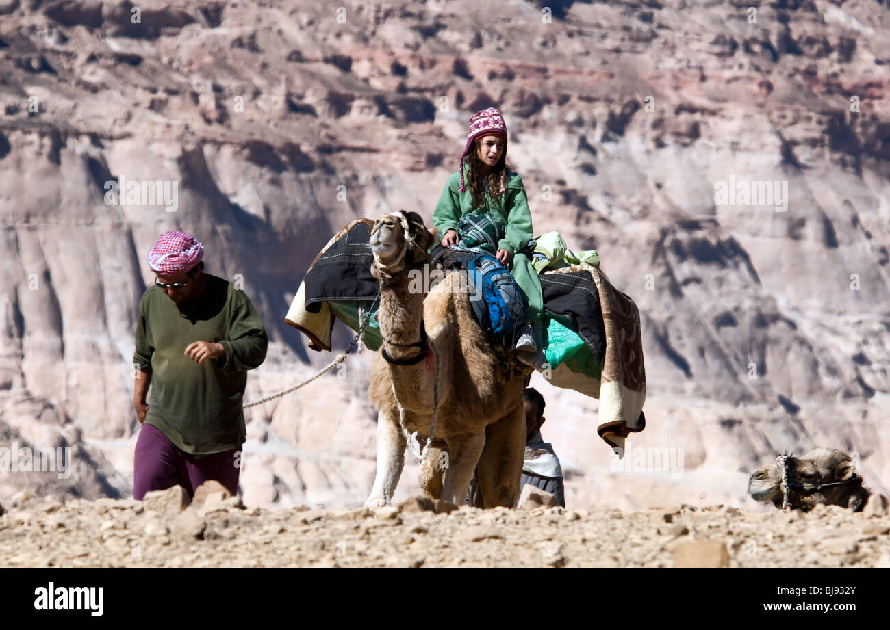 Ein junges Mädchen reiten ein Kamel auf einem Kamel-Safari in der Wüste Sinai Ägypten Stockfoto
