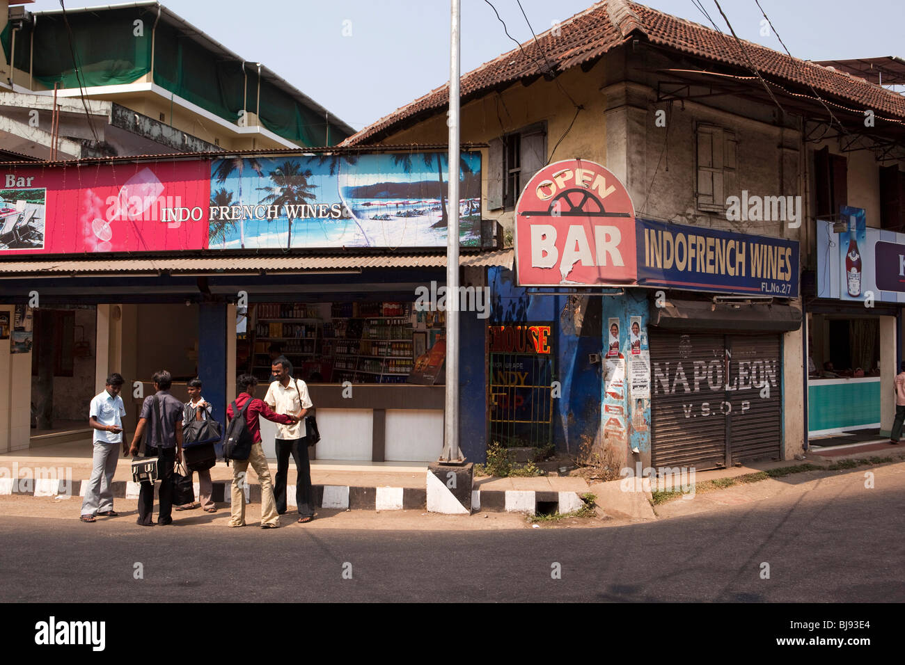 Indien, Kerala, Mahe (Pondicherry) Unionsterritorium, Verkauf von billigen Alkohol, Männer außerhalb Indo französische Weine Shop und Bar Stockfoto
