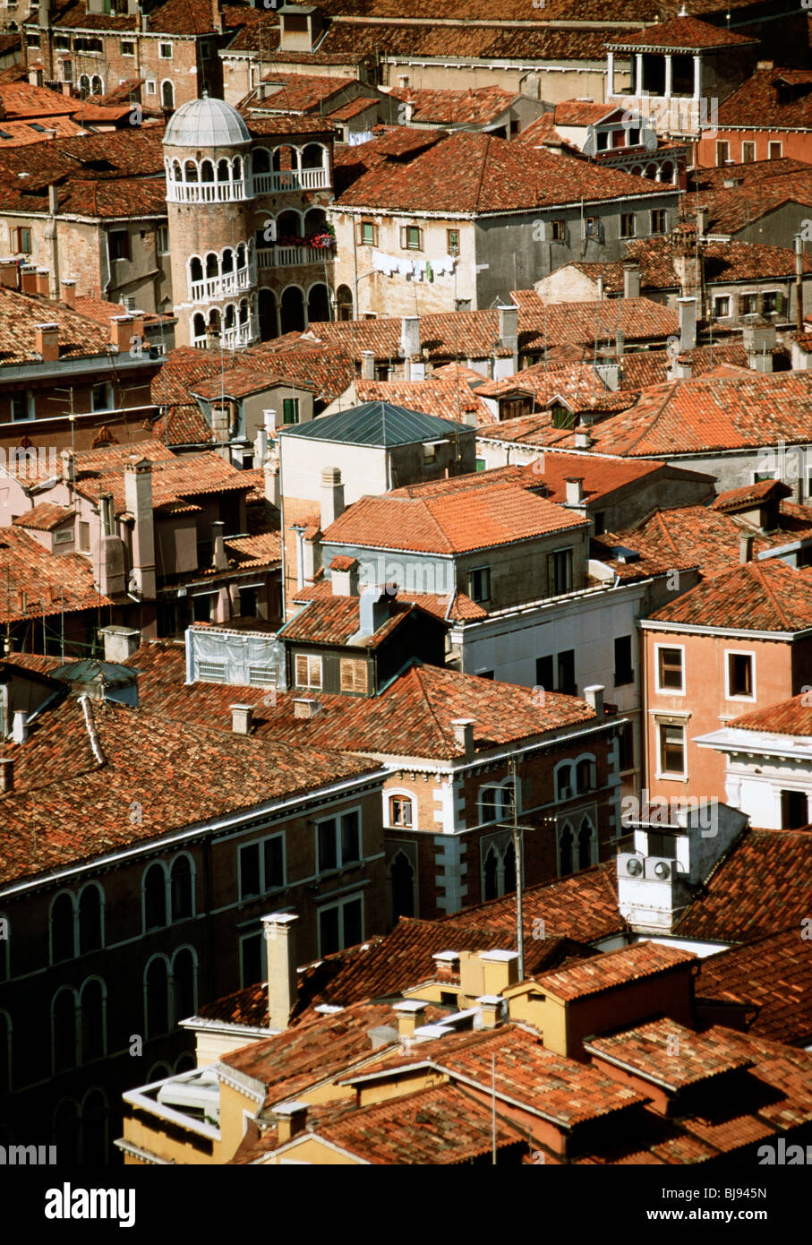 Ein Blick auf die Scala Contarini del Bovolo in Venedig von oben gesehen die von Campanile in dem Markusplatz. Stockfoto