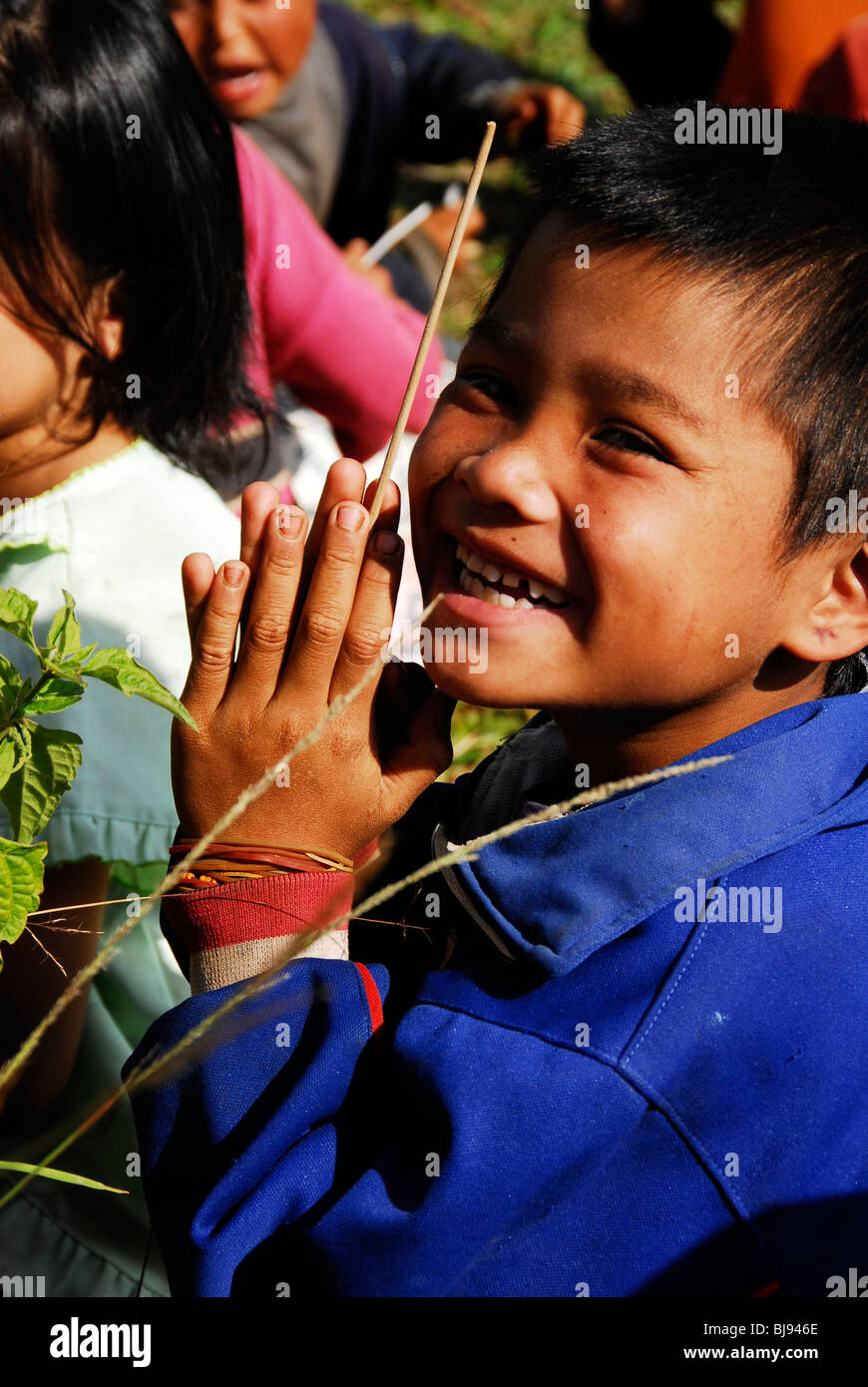 Karen junge, beten, Umpium Flüchtlingslager (thai-burmesischen Grenze), südlich von Mae Sot, Provinz Tak, Nord-thailand Stockfoto