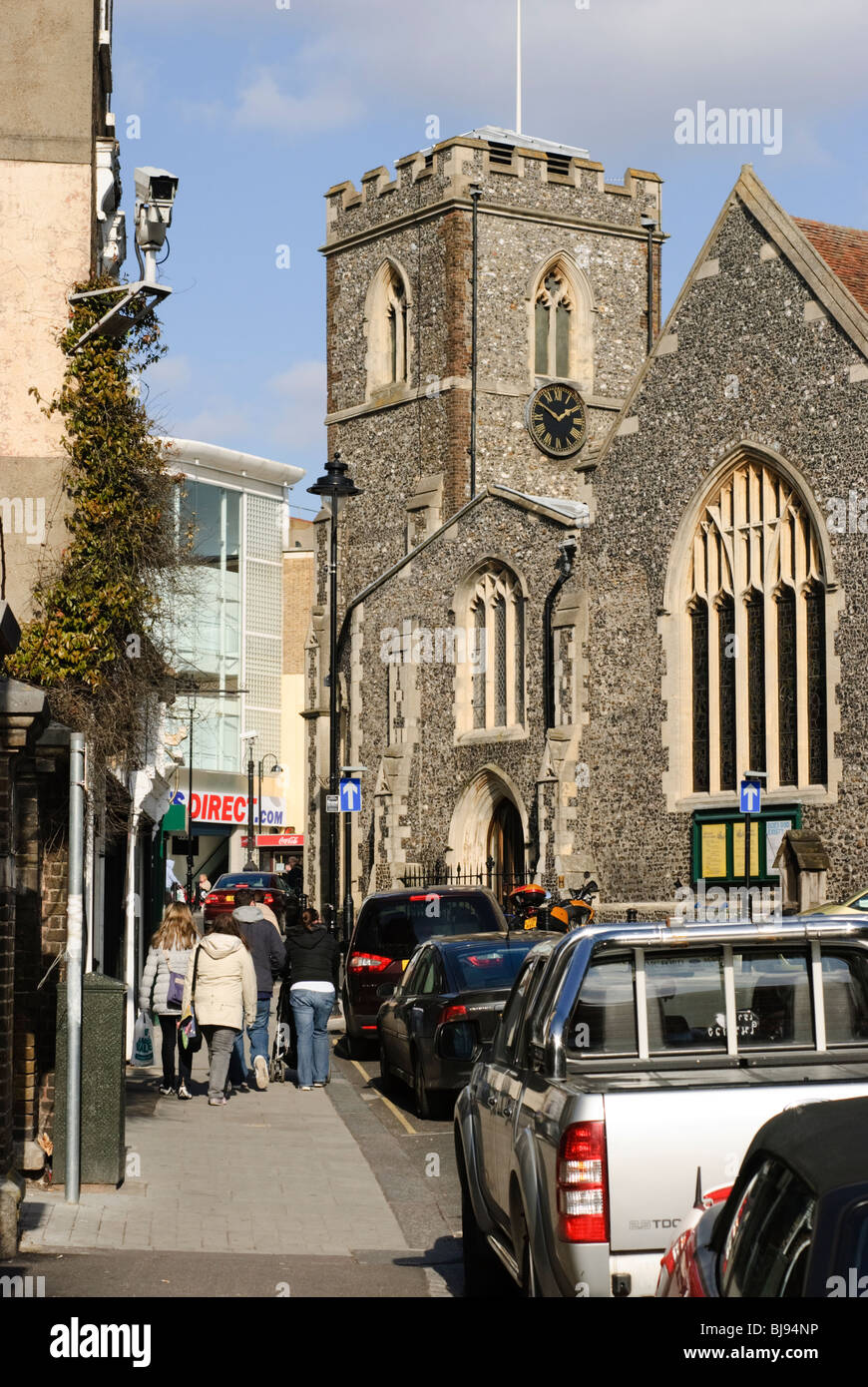 Die Aussicht oben Windsor St in Uxbridge mit St-Margarethen Kirche und die High Street an der Spitze. Stockfoto
