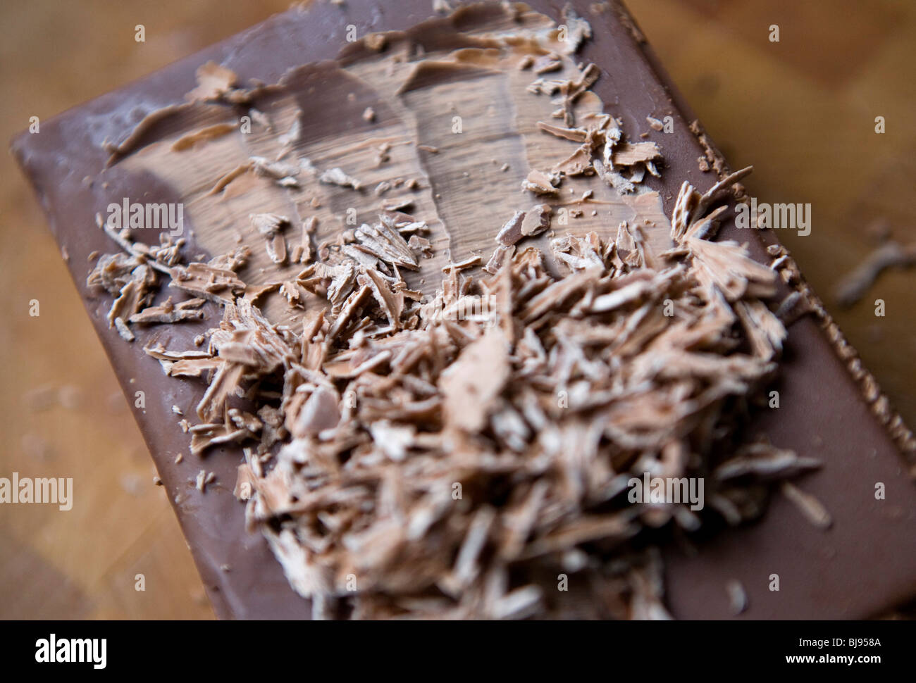 Ein Block von Milchschokolade und Vollmilch-Schokolade Späne. Stockfoto