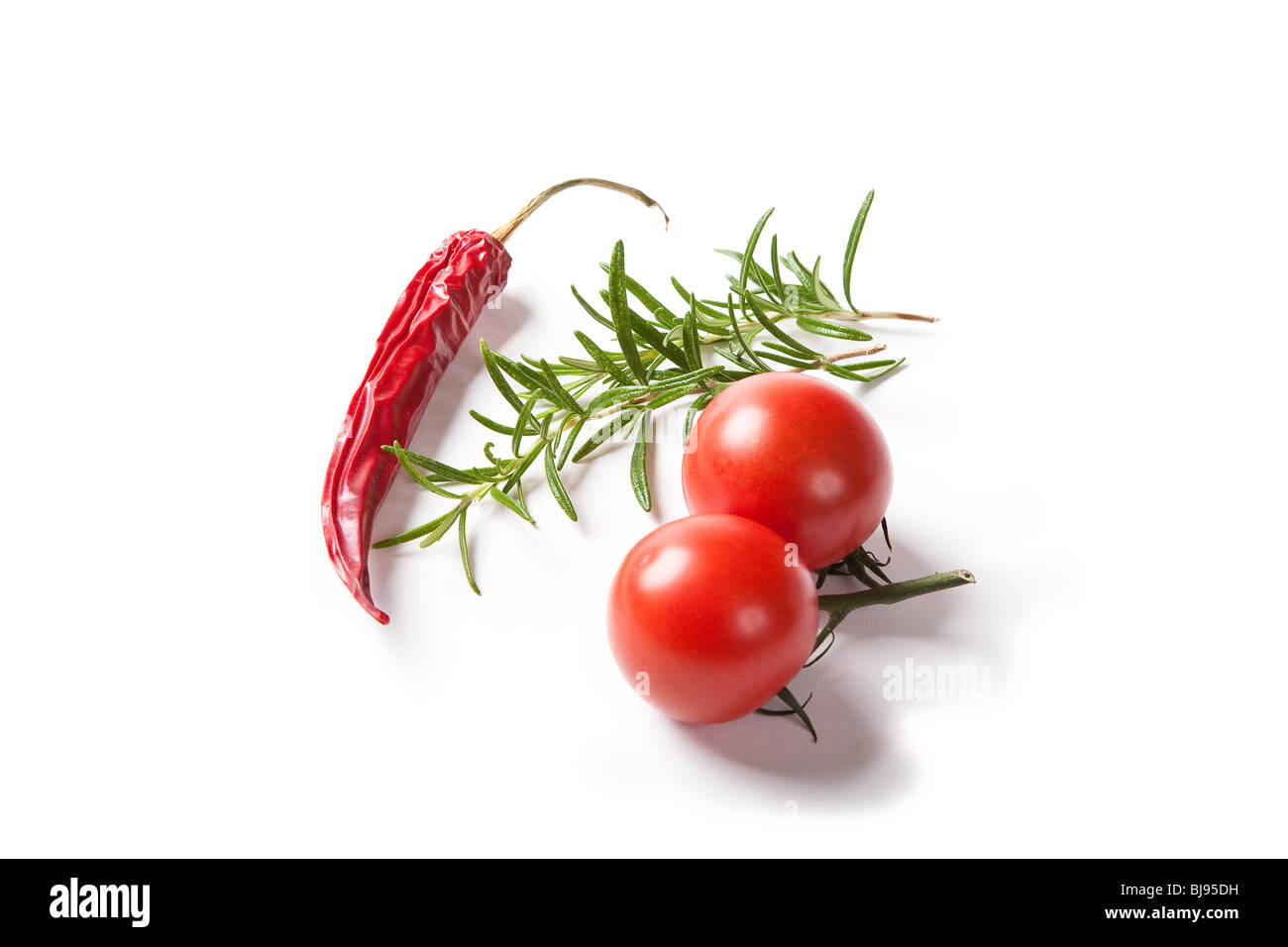 Paprika-Tomaten und Rosmarin auf weißem Hintergrund Stockfoto