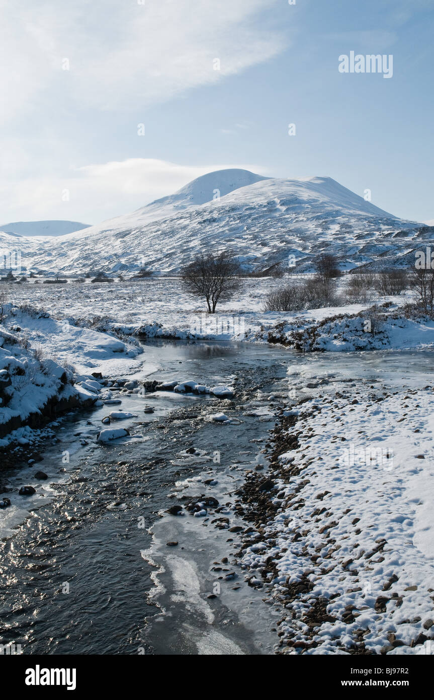 dh BALSPORRAN INVERNESSSHIRE Snowy scottish glen scotland Winterszene Fluss Schneebedeckte Hügel Landschaft Hochland Landschaft Stockfoto