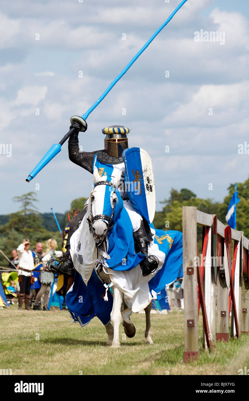 Ein Mann in einem mittelalterlichen Ritter Kostüm auf einem Pferd Stockfoto