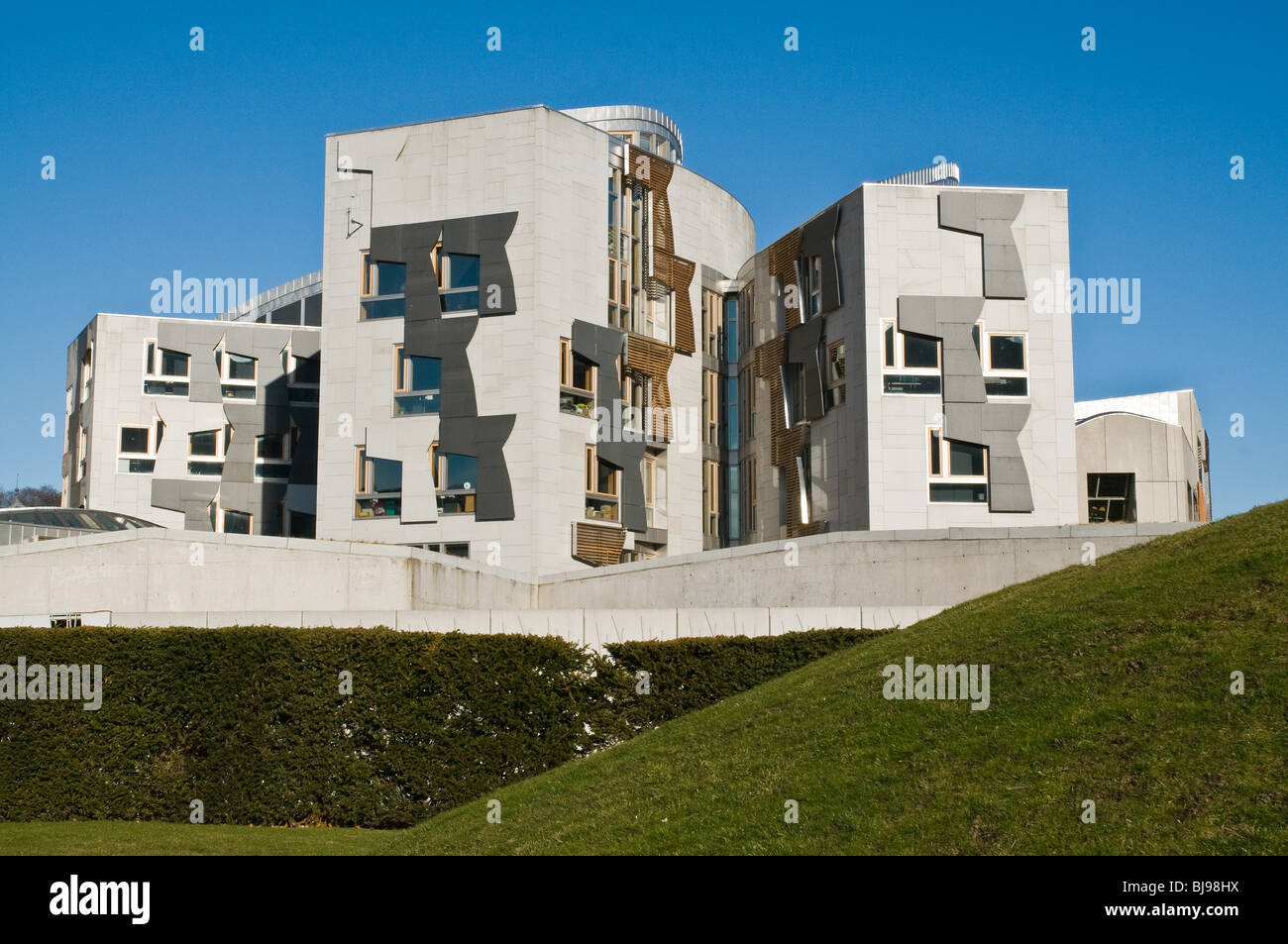 dh schottische Parlament HOLYROOD EDINBURGH Schottland Parlament Gebäude verfügt über moderne Fenster Dekoration Stockfoto