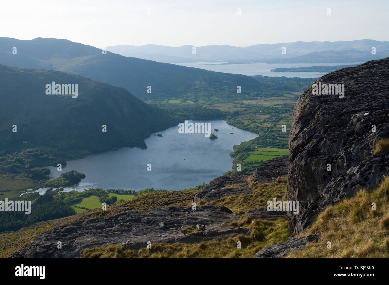 Glanmore Lake vom Knockowen Grat, über den Healy Pass, Caha Berge, Beara Halbinsel, County Kerry, Irland. Stockfoto