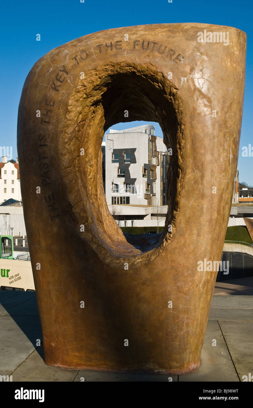 dh HOLYROOD EDINBURGH Dynamic Earth Skulptur Schlüssel für die zukünftige Gebäude des schottischen Parlaments Stockfoto