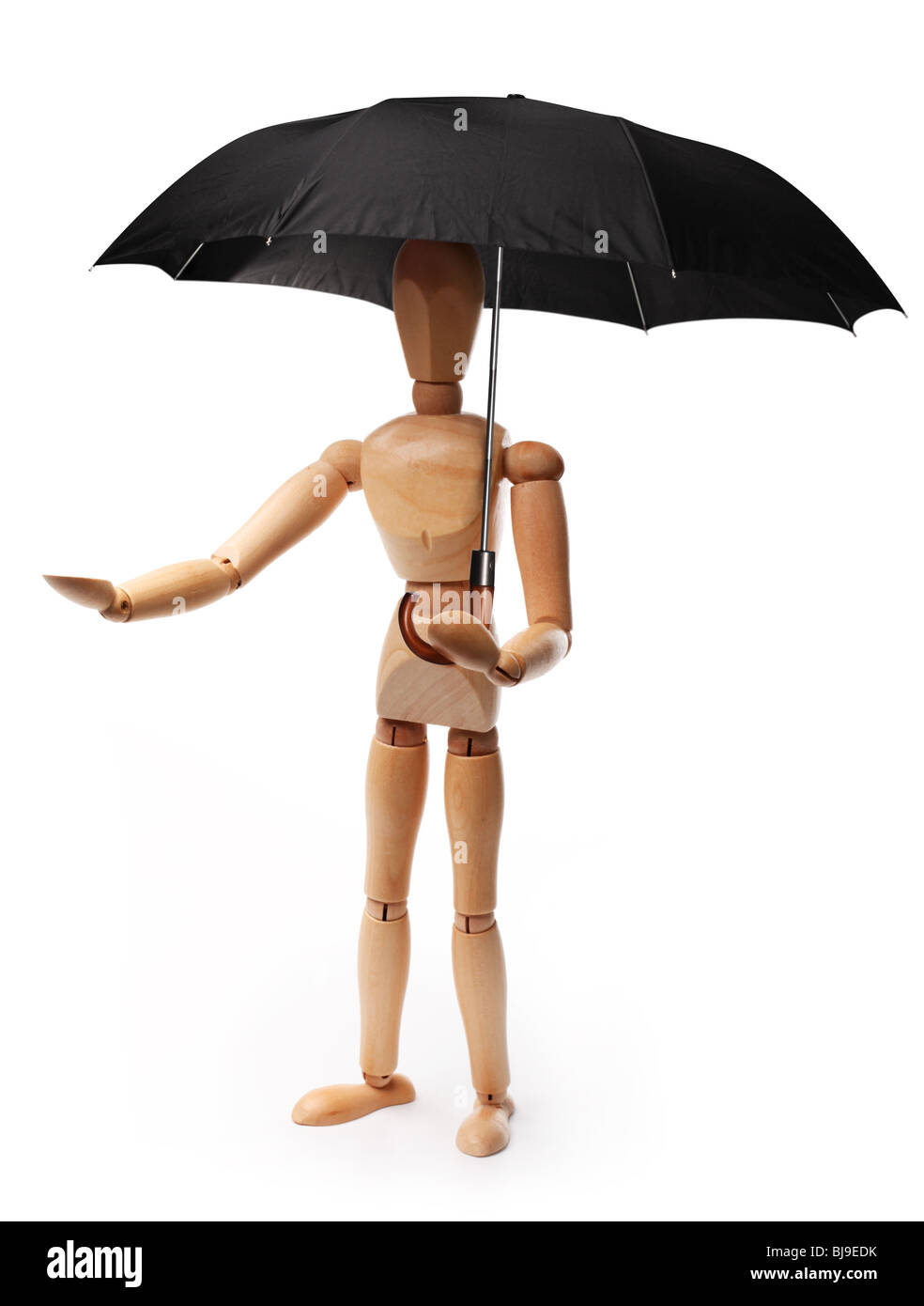 Hölzerne Mann hält einen Regenschirm. Objekt auf einem weißen Hintergrund. Stockfoto