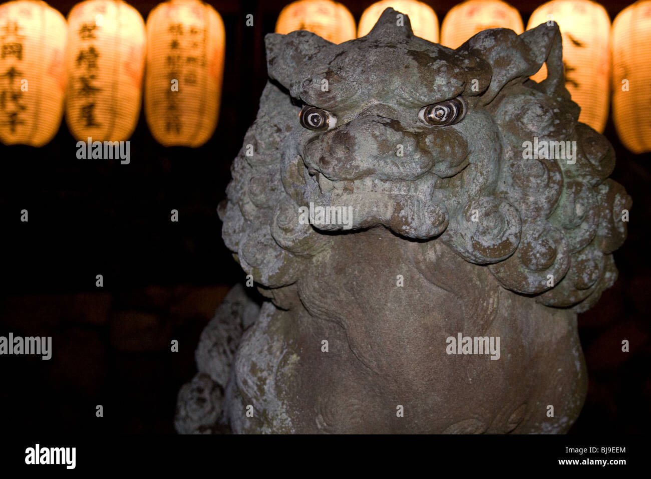Japan Kyoto Kansai-Lion Nacht glauben Statue Shinto Stockfoto