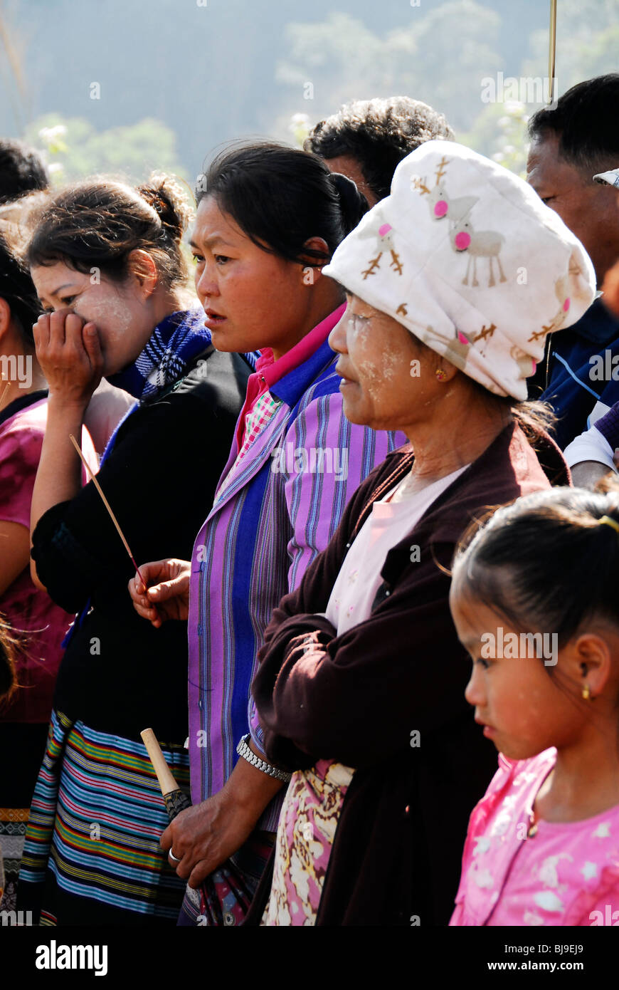 Trauergäste bei Karen mans Beerdigung, Umpium Flüchtlingslager (thai-burmesischen Grenze), südlich von Tak, Mae Sot, thailand Stockfoto