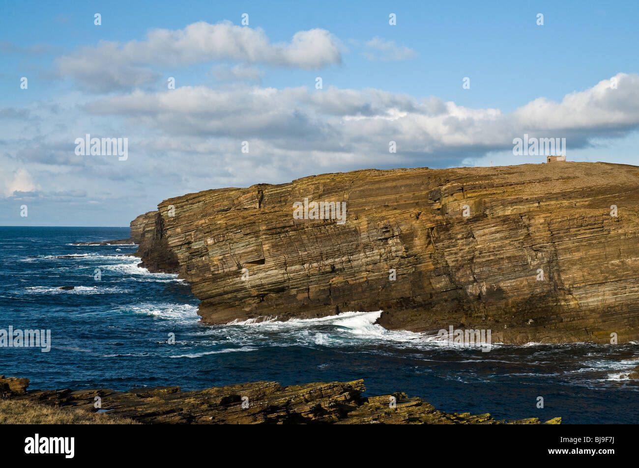 dh YESNABY ORKNEY Seacliffs ruhigen Winter Wetter blauen Himmel und Meer Stockfoto