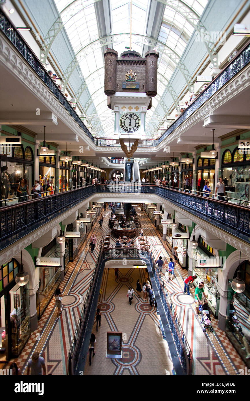 Große Uhren hängen im Queen Victoria Building Shopping Mall Sydney, Australia Stockfoto