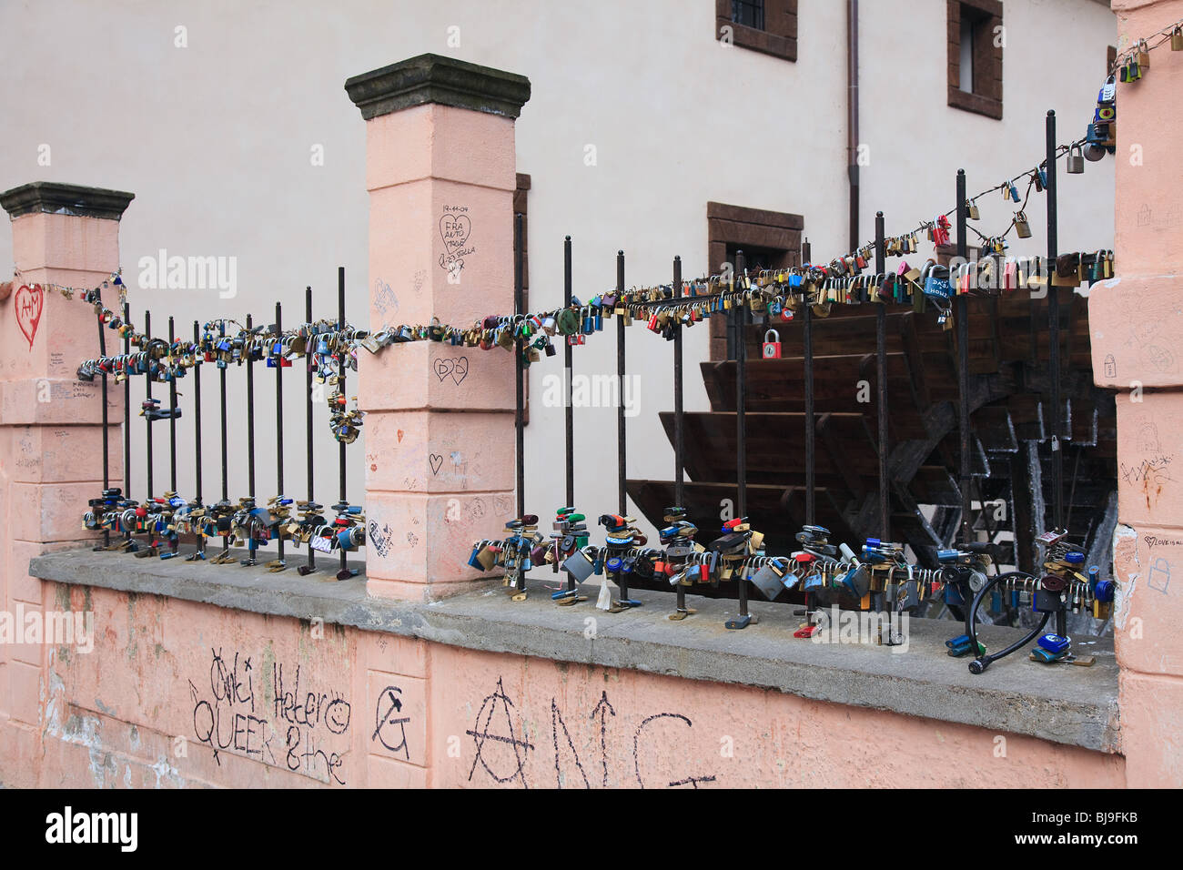Vorhängeschlösser, die verliebte Paare am Zaun in Prag festgesetzten Stockfoto