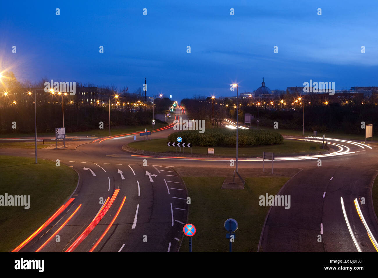 Langzeitbelichtung Verkehr: Autolichter Kreisverkehr gehen Stockfoto