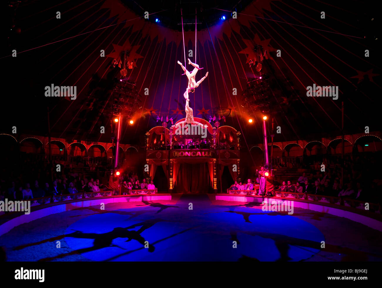 Hohen Trapez-Akt. Zirkus Roncalli. München, Deutschland Stockfoto