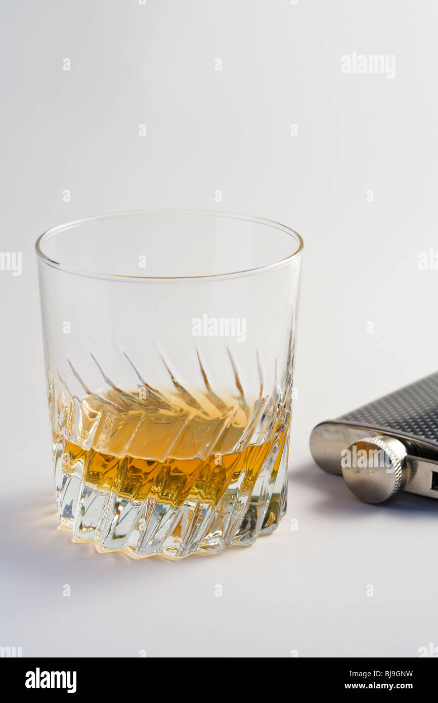 Ein Fläschchen und ein Glas Whisky Stockfoto