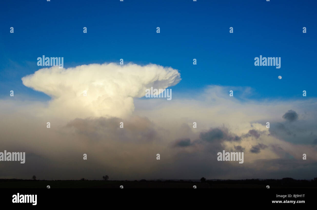 Cumulo Nimbus-Wolken und Vollmond in der Nähe von Scarborough, North Yorkshire, England Stockfoto