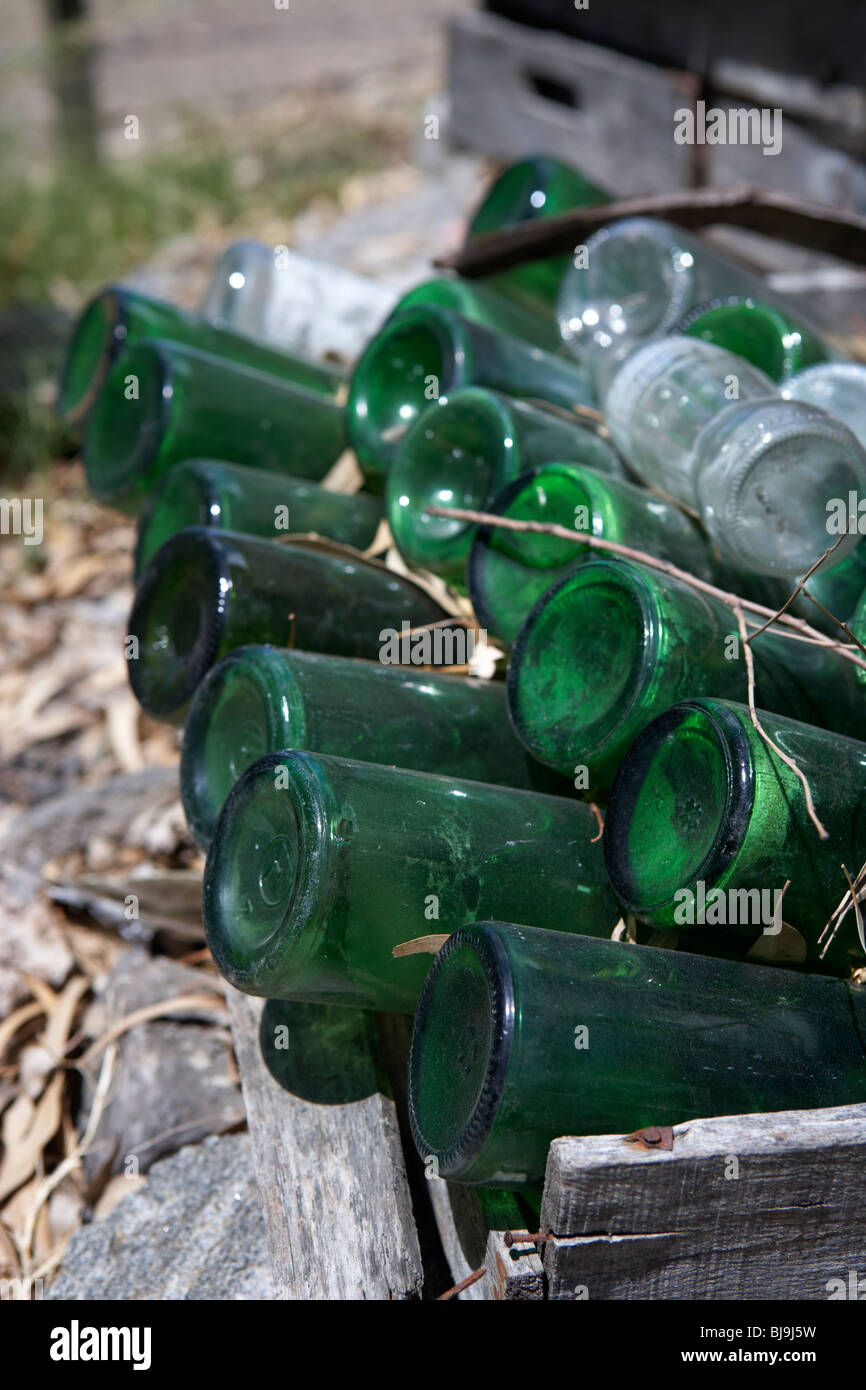 Kisten mit alten Vintage-Wein und Spirituosen Flaschen auf einem Bauernhof in Colonia Del Sacramento Uruguay Südamerika Stockfoto