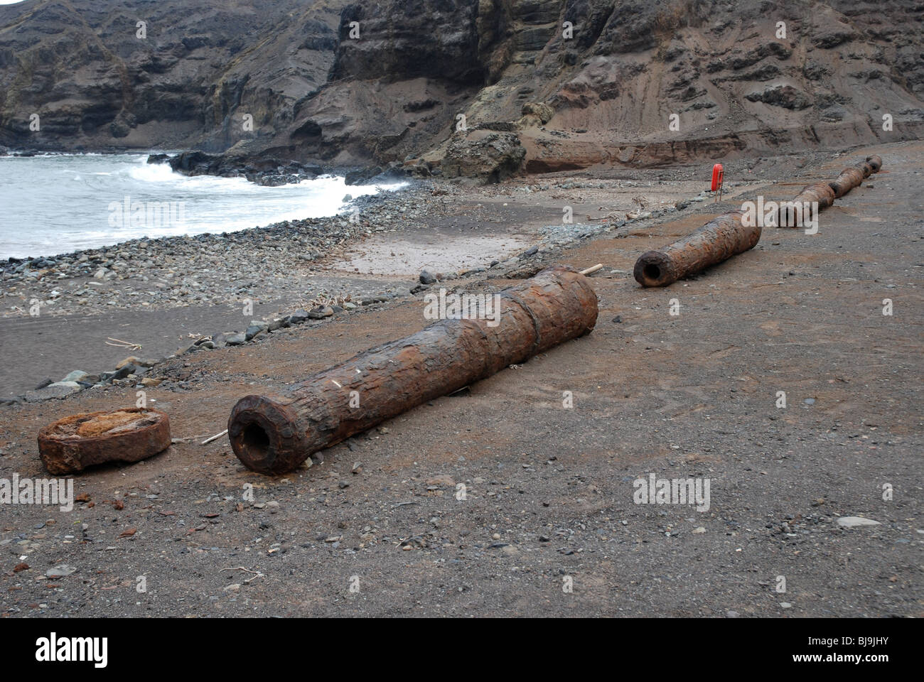 Kanonenrohre angeordnet am Strand von Sandy Bay auf der Insel St. Helena Stockfoto
