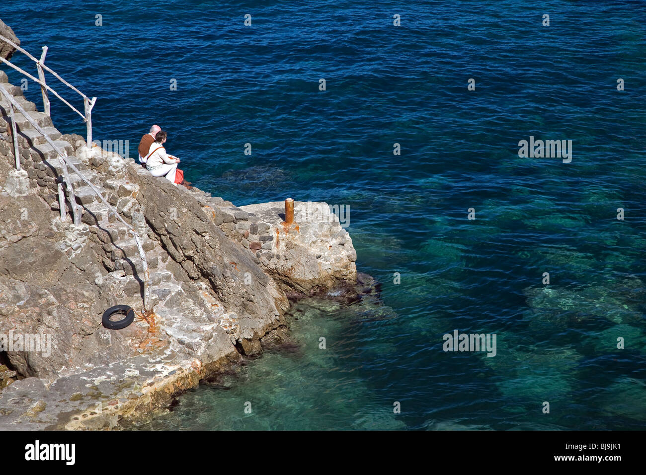 Paar am Meer zu betrachten. Cala Deià. Insel Mallorca. Balearischen Inseln. Spanien Stockfoto