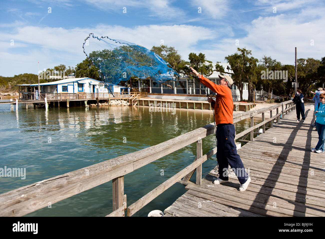 Vilano Beach, FL - 2009 - Mann wirft Besetzung Netto aus hölzernen Dock in Tolomato Fluss in der Nähe von St. Augustine, Florida Stockfoto