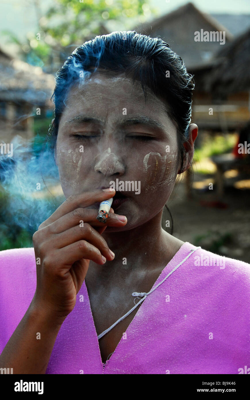 Karen Frauen rauchen Unkraut, Umpium Flüchtlingslager (thai-burmesischen Grenze), südlich von Tak, Mae Sot, thailand Stockfoto