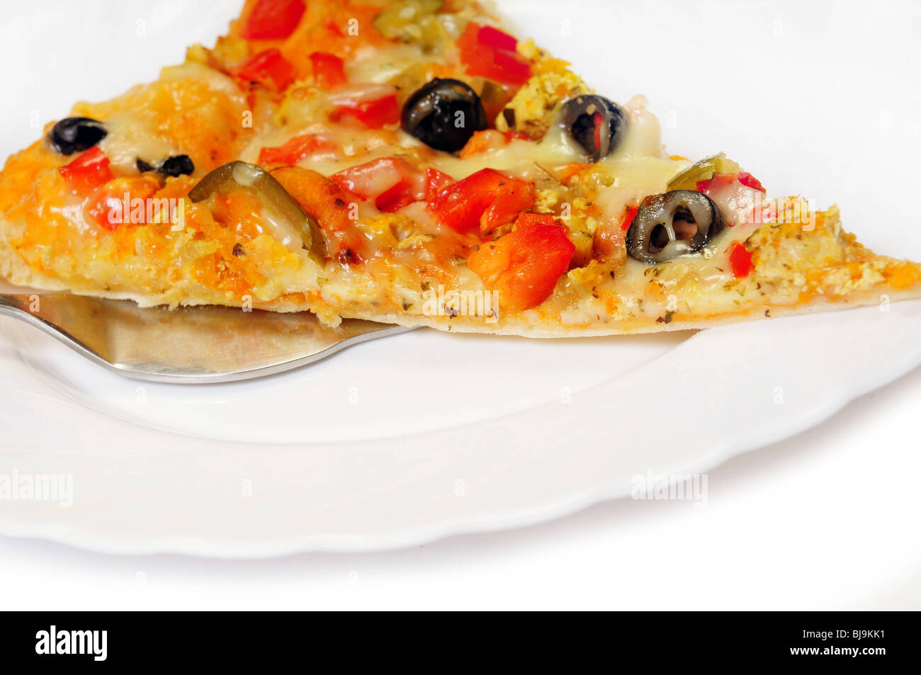 Stück Pizza auf Teller isoliert auf weiß Stockfoto