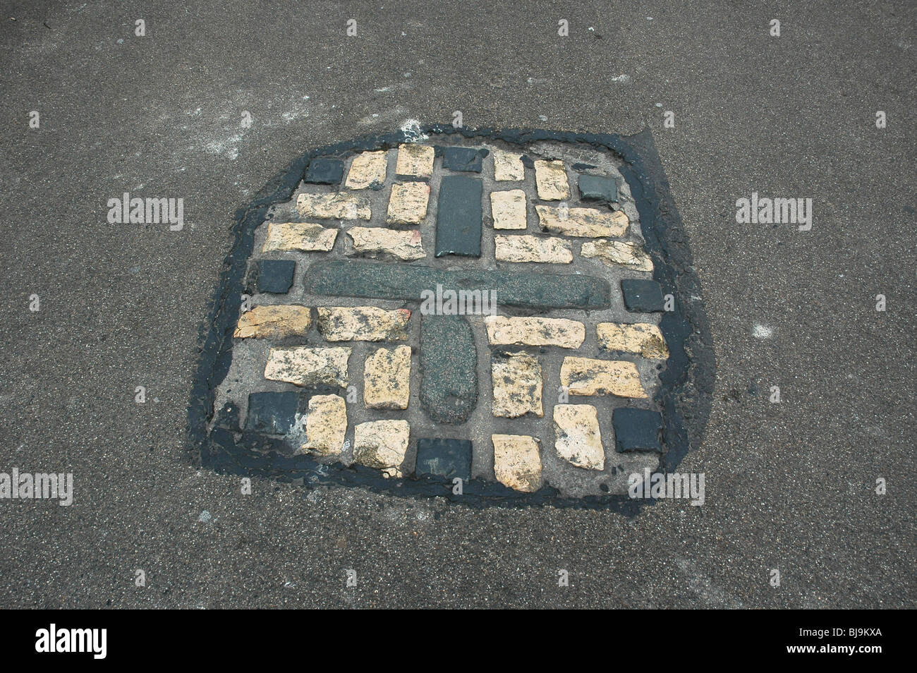 Kreuz in Roadstones Kennzeichnung vor Ort, wo die drei Oxford Märtyrer in 1556 auf dem Scheiterhaufen verbrannt wurden. Stockfoto