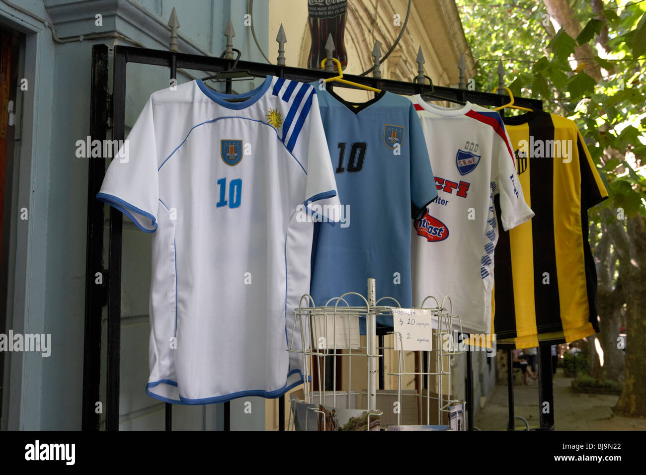 Reihe von Uruguay Fußball-Shirts zum Verkauf außerhalb ein Souvenir-Shop Colonia Del Sacramento Uruguay Südamerika Stockfoto