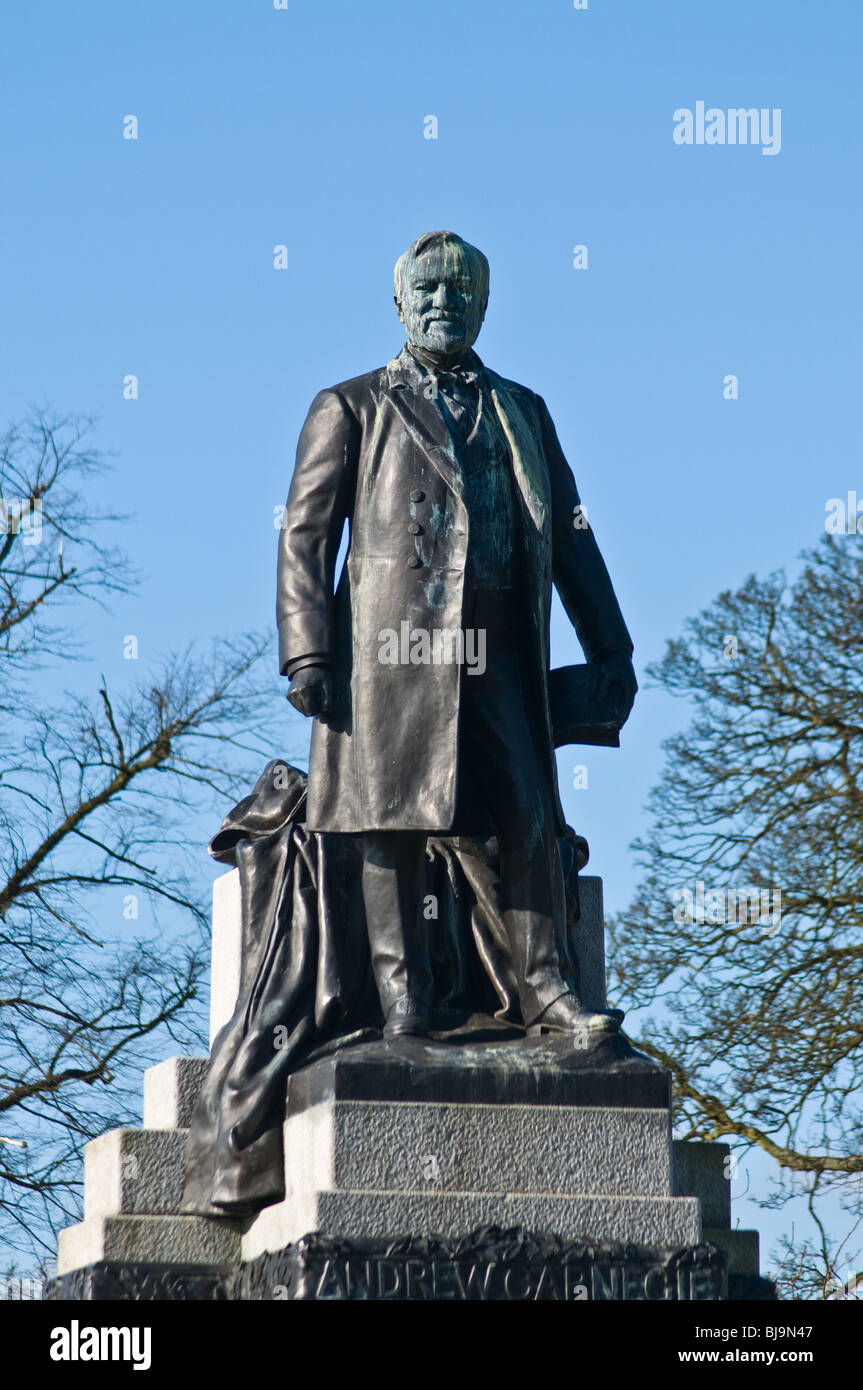 dh DUNFERMLINE FIFE Andrew Carnegie Statue Pittencrieff Park schottische Erbe Person historischen Figuren Stockfoto