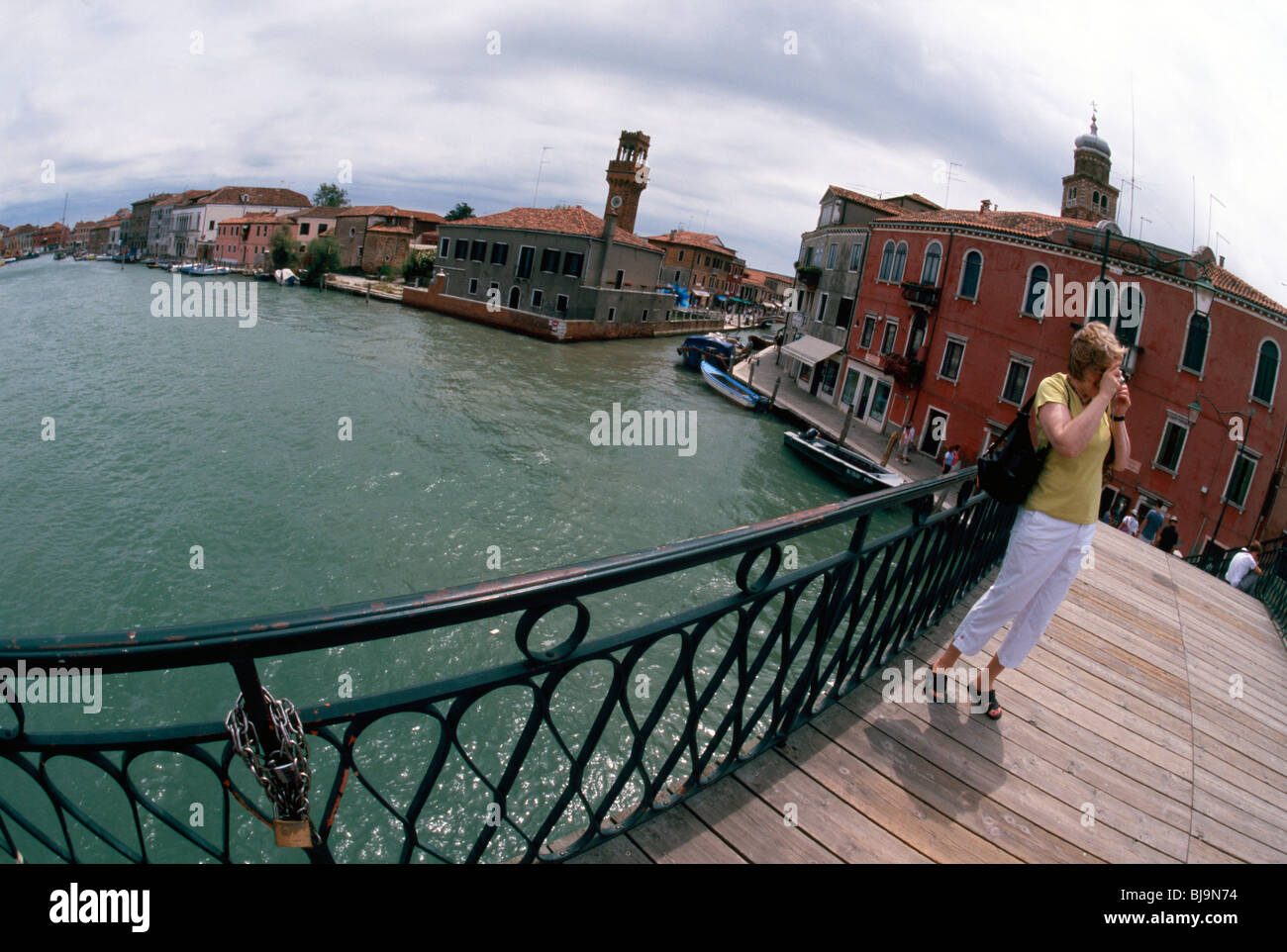 Insel Murano, Juli 2008 - Tourist nimmt ein Bild auf Ponte (Brücke) Vivarini Bartolomeo auf der Insel Murano. Vorhängeschloss auf f Stockfoto