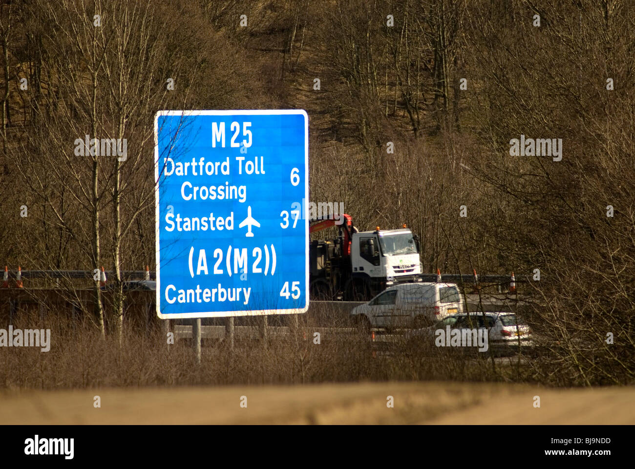 Zeichen der Autobahn M25 mit Verkehr, tagsüber Stockfoto