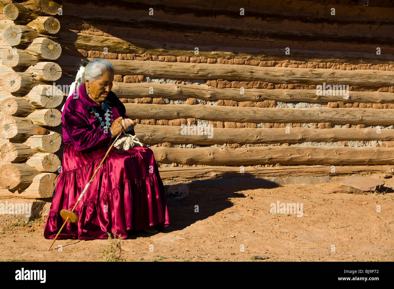 Navajo Frau Spinnen Garn vor ihrem Haus in der Nähe von Canyon de Chelly, arizona Stockfoto