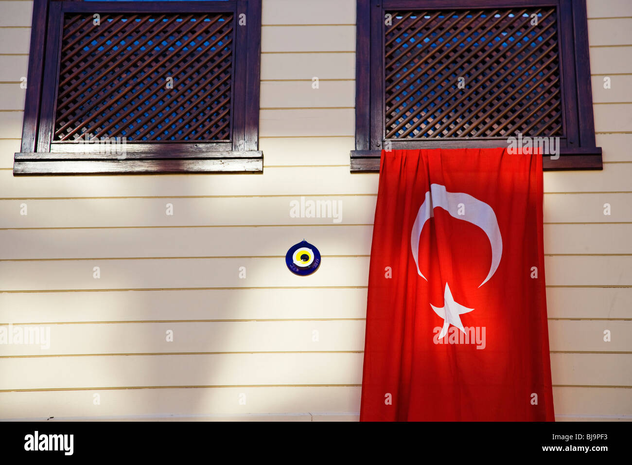 Türkische Flagge hängt aus einem Fenster Haus feiert Tag der Republik. Stadtteil Sultanahmet, Istanbul, Türkei Stockfoto