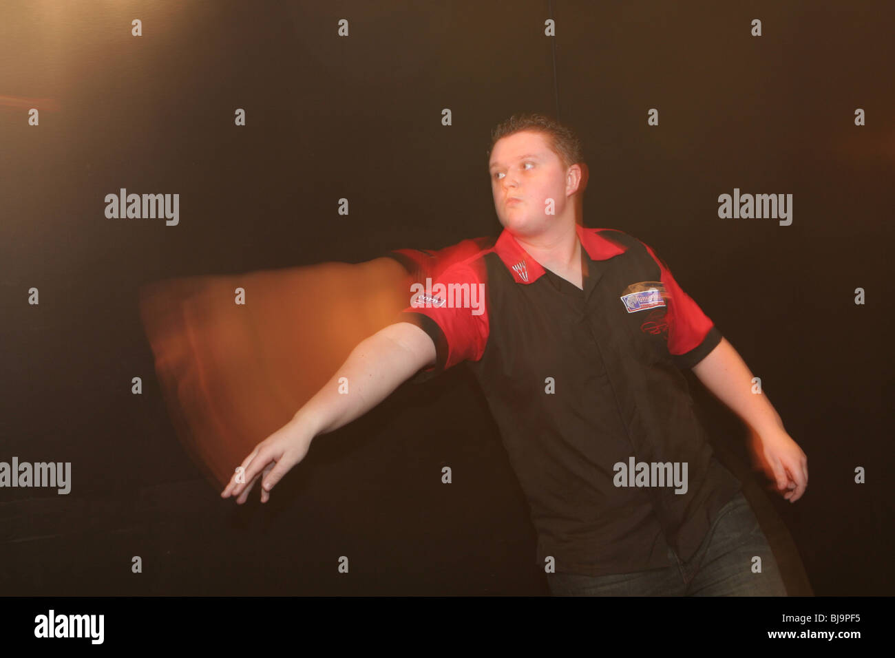 Dart Spieler in Rileys Dart und Snooker Club in Coventry, England, UK Stockfoto