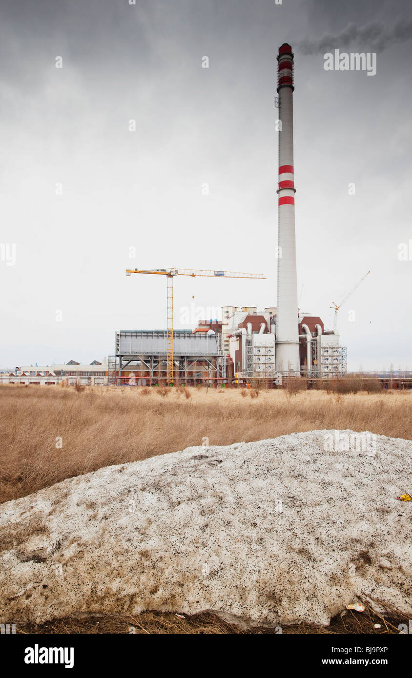 Schornsteine in einer Industrieabfall-Energie-Anlage vor bewölktem Himmel. Stockfoto