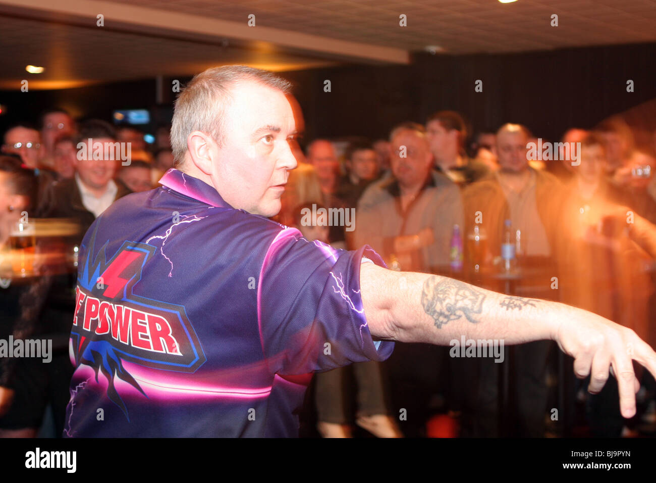 World darts Champion spielt Phil "The Power" Taylor Rileys Dart und Snooker Club in Coventry, England, UK 2010 Stockfoto