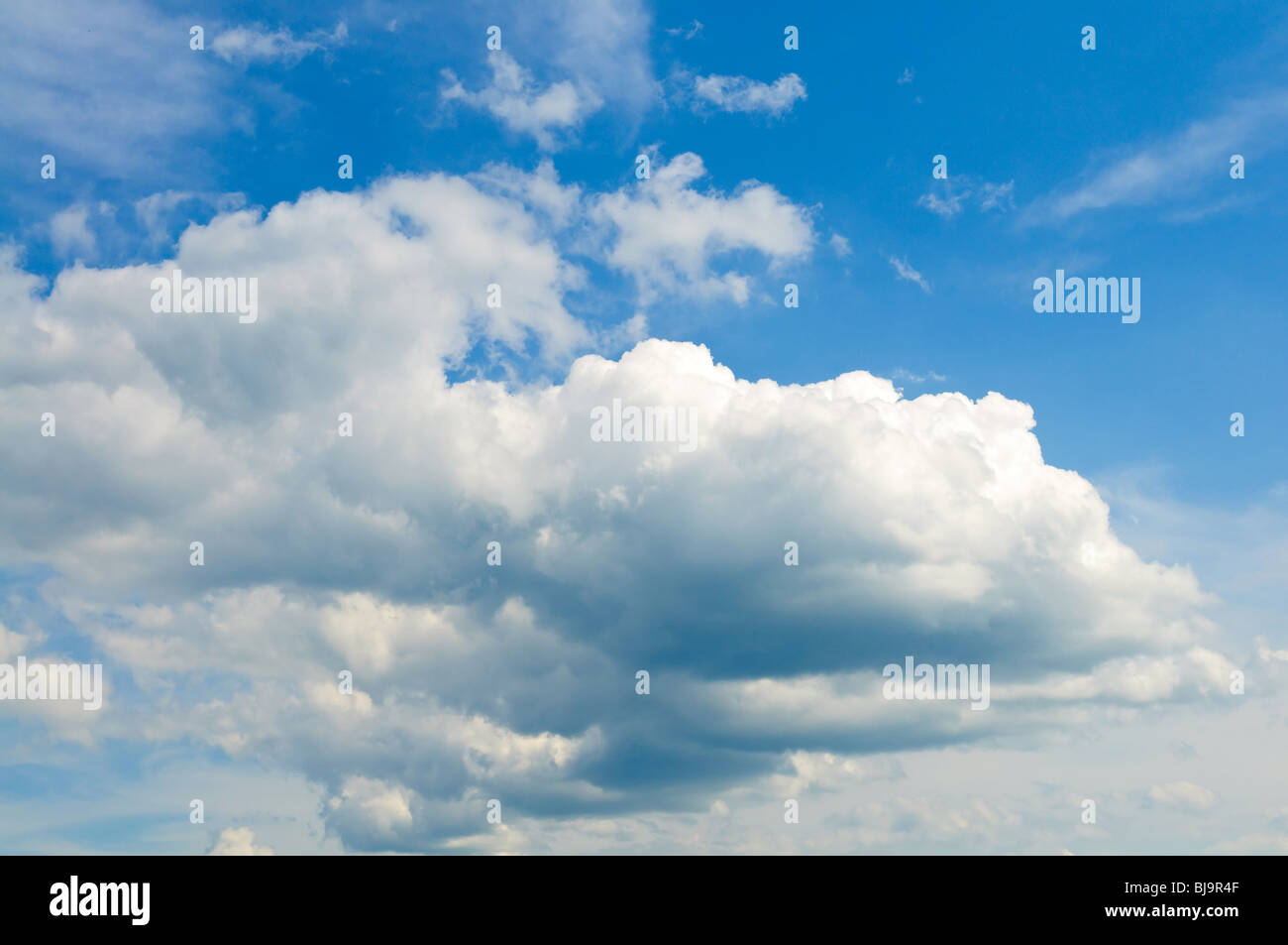 blauer Himmel und Wolken für Hintergrund Stockfoto
