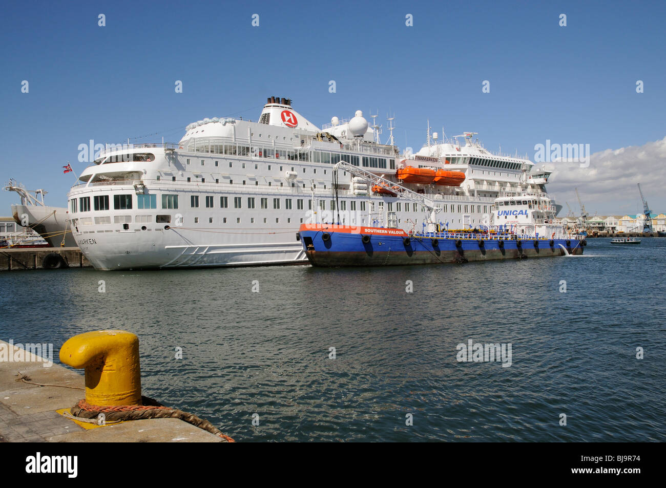 Bunker Schiff südlichen Tapferkeit liefert Kraftstoff in Finnmarken ein norwegisches Kreuzfahrtschiff in Südafrika Kapstadt Hafen Stockfoto
