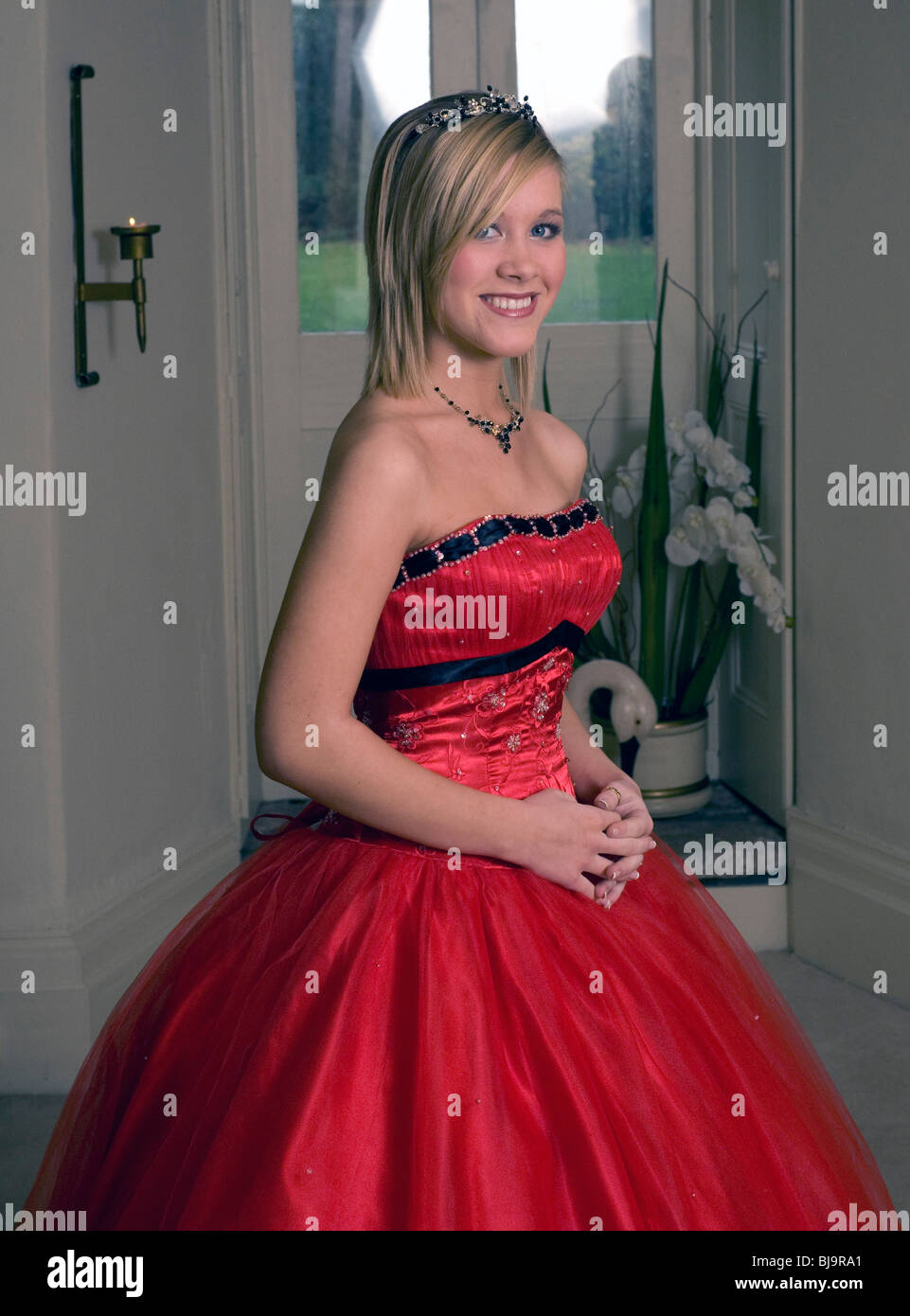 Hübsche blonde Mädchen mit roten Kleid vor Abschlussball lächelnd  Stockfotografie - Alamy