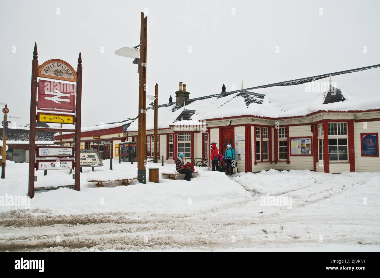 dh Bahnhof Gebäude AVIEMORE INVERNESSSHIRE Winter Schnee Urlaub Ski Resort schottland großbritannien Stockfoto