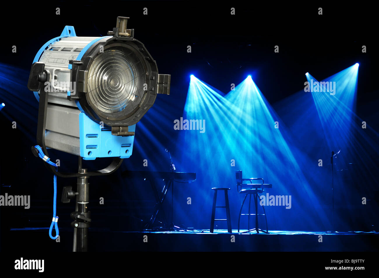Weißglühendes Licht und Bühne mit hellen Lichtern und Mikrofone bereit für Konzert Stockfoto