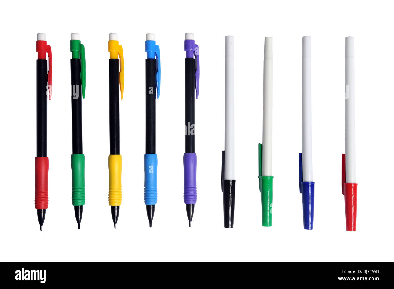 Bleistifte und Kugelschreiber in verschiedenen Farben, die isoliert auf weißem Hintergrund Stockfoto