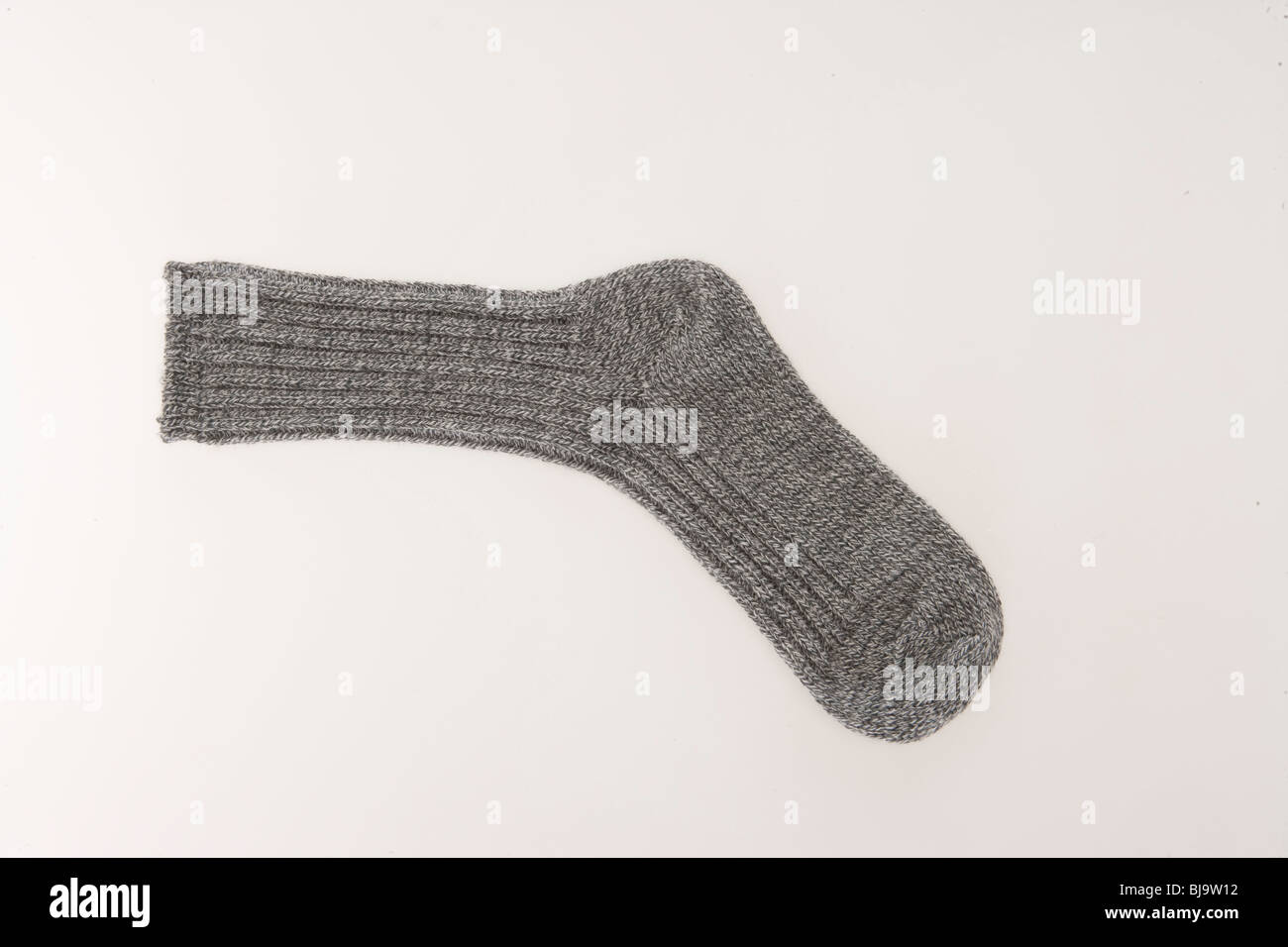 gerippte grau Wolle Socken auf weißem Hintergrund Stockfoto