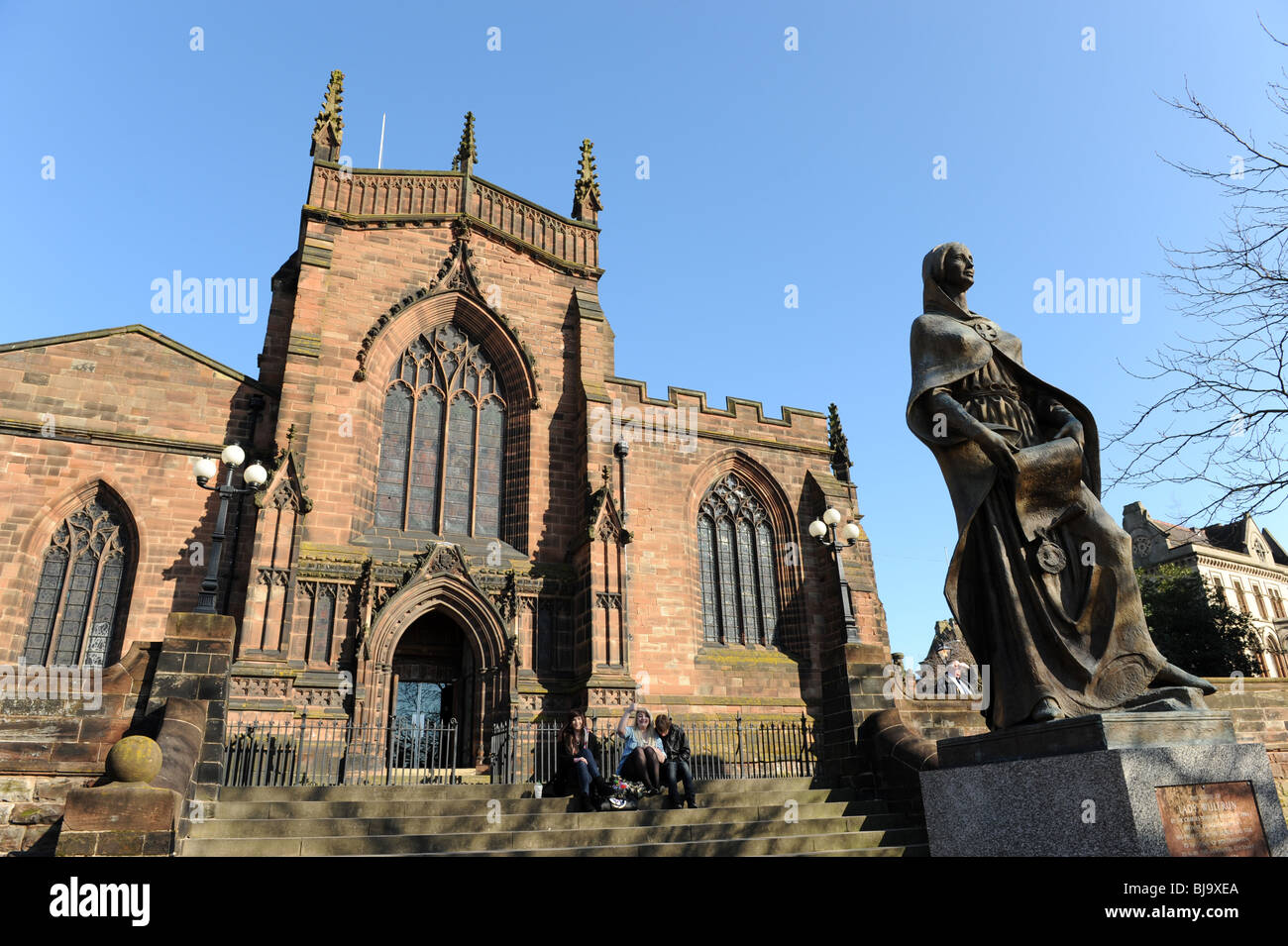 Statue der Lady Wulfruna und der St Peters Church in Wolverhampton England Uk Wolverhampton City Centre Stockfoto