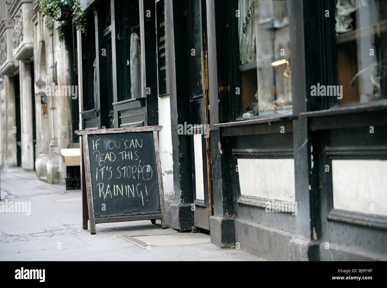 Lustige Zeichen vor einem Londoner Pub, unter Bezugnahme auf die jüngsten nassen Wetter dort Stockfoto