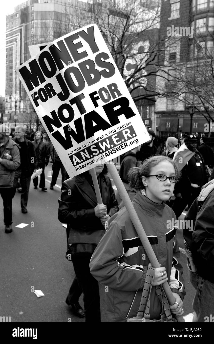 Teenager-Mädchen beteiligt sich an Friedensmarsch in New York City die anhaltende Besetzung des Irak zu protestieren. Stockfoto