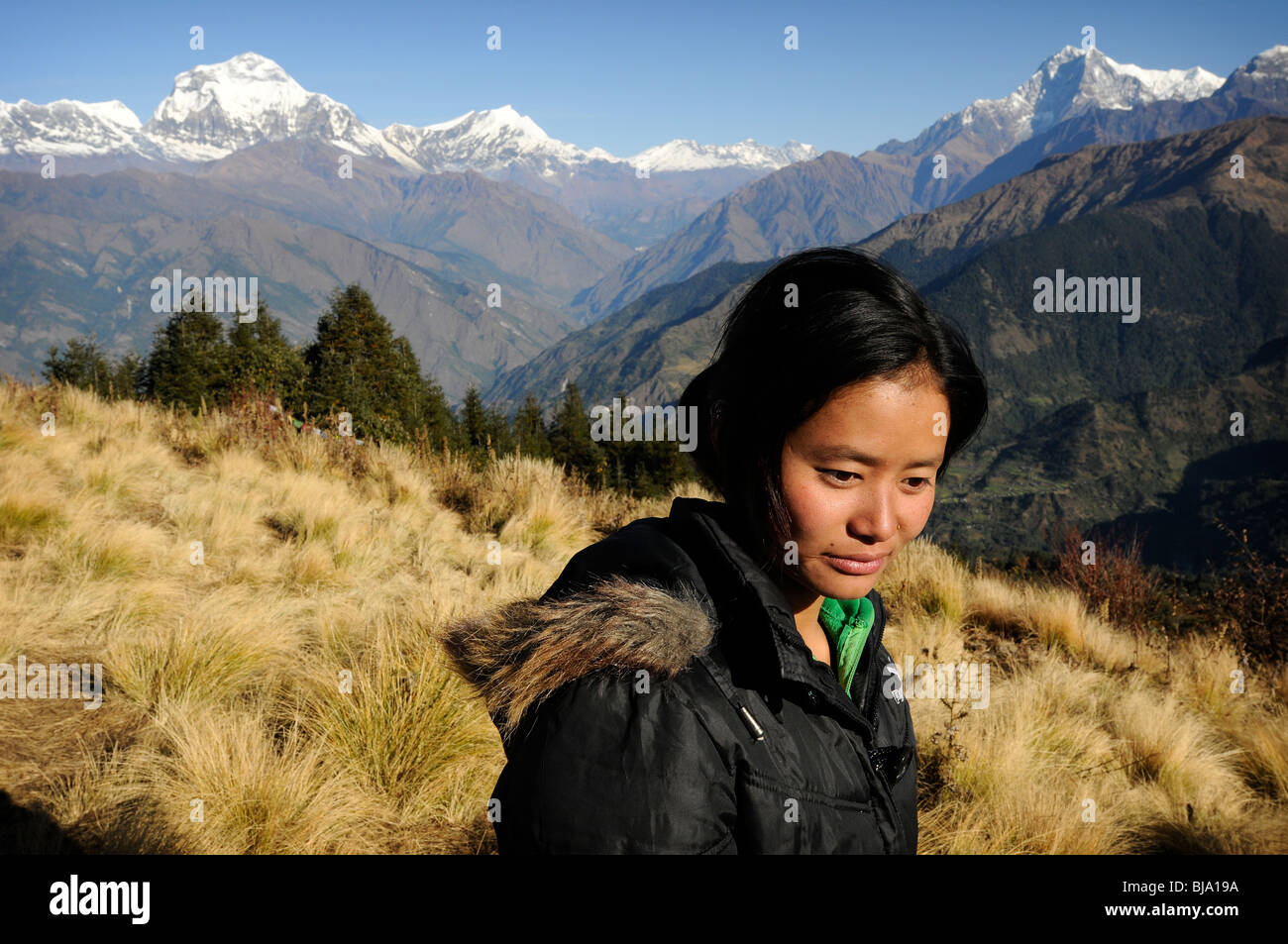 Mädchen am Poon Hill in der Annapurna Region Nepal Stockfoto